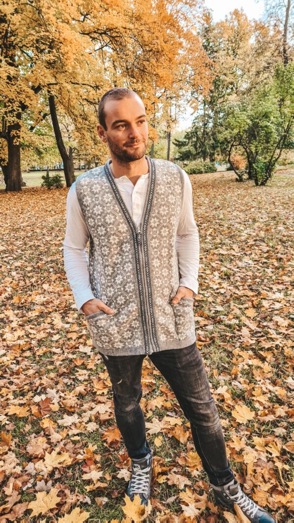 Meeste hall kootud vest