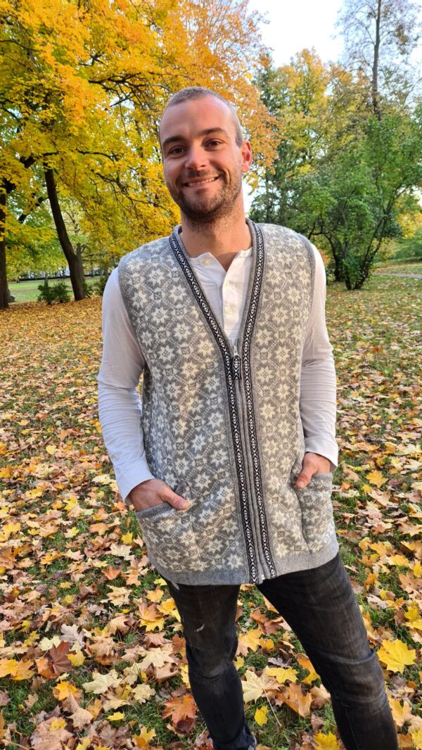 Meeste hall kootud vest